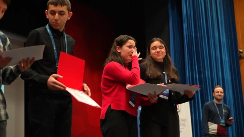 56. Lise Öğrencileri Araştırma Projeleri Bölge Yarışması'nı kazanan öğrencilerin sevinç gözyaşları