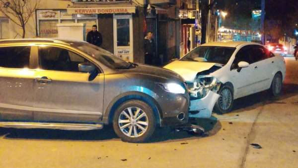 Bilecik'te meydana gelen trafik kazası maddi hasarla atlatıldı