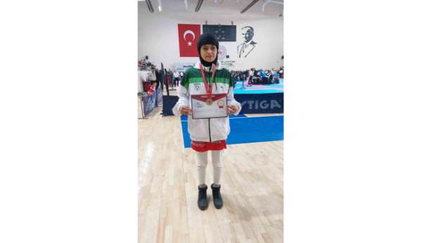 Eskişehir Orgeneral Halil Sözer Ortaokulu öğrencisi 'Kick Boks' müsabakalarında Türkiye birincisi olarak altın