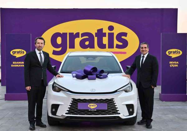 Gratis'in 15'inci yılına özel kampanyasıyla otomobil kazanan 15 talihli ödüllerine kavuştu