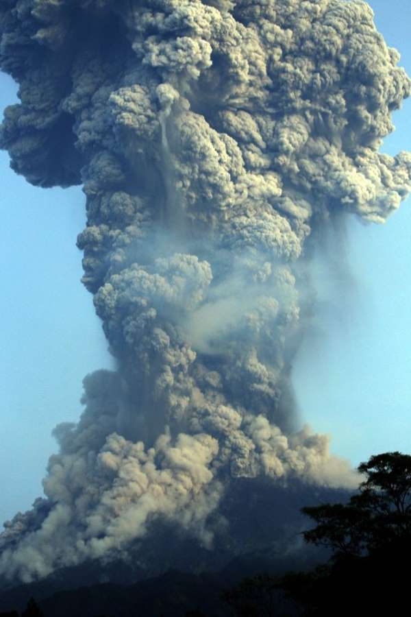 Endonezya'da Merapi Yanardağı'nda patlama 