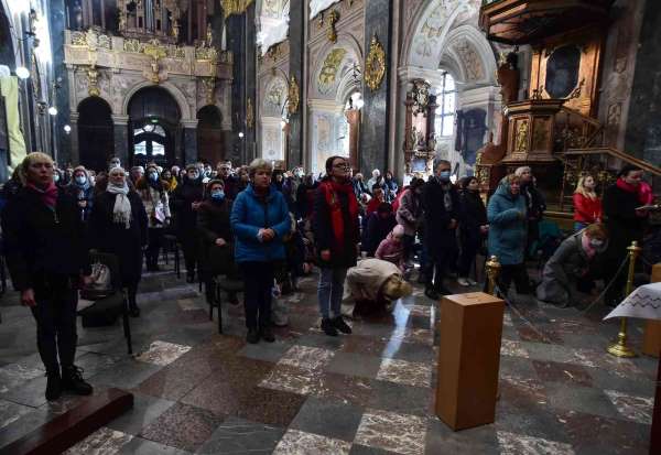 Lviv'de halk Rusya'nın saldırıları sonrası kiliseleri doldurdu