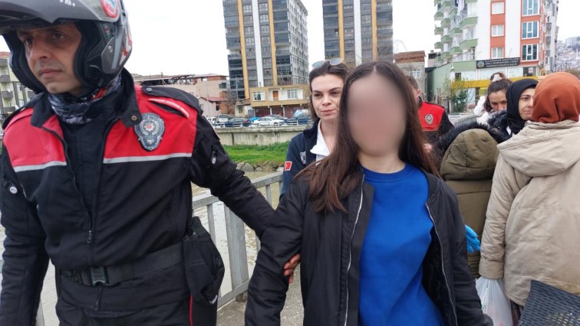 Samsun'da köprüde intihara kalkışan kız çocuğunu Yunus polisleri ikna etti