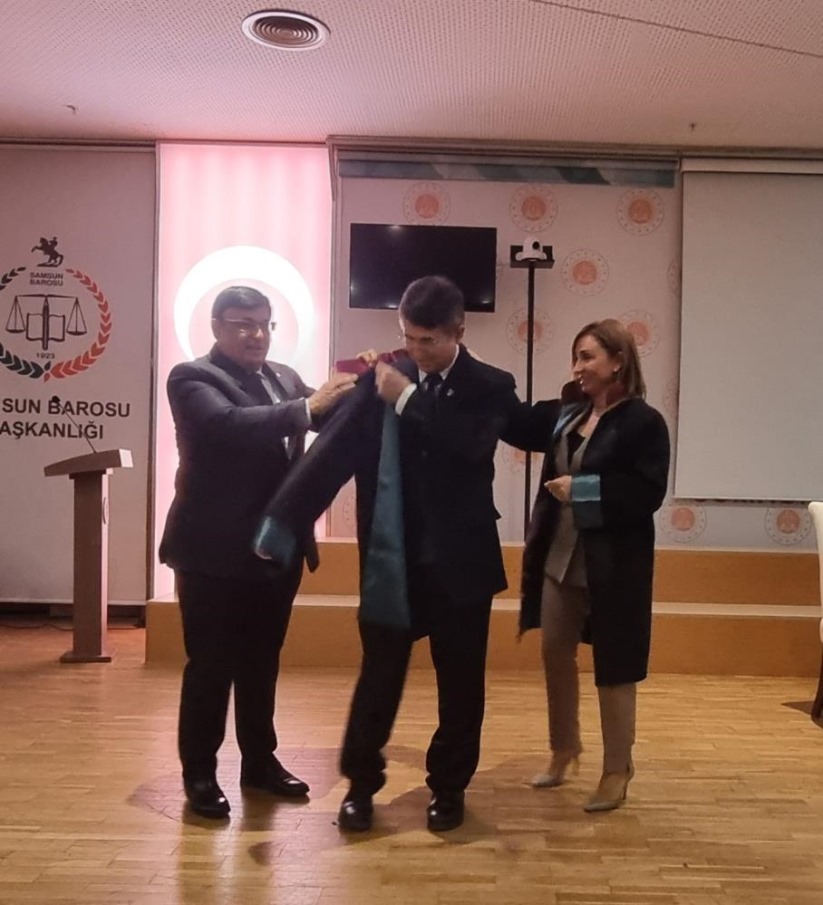 Samsun'da tıp ve hukuk profesörü 64 yaşında avukatlık stajını tamamlayıp cübbe giydi