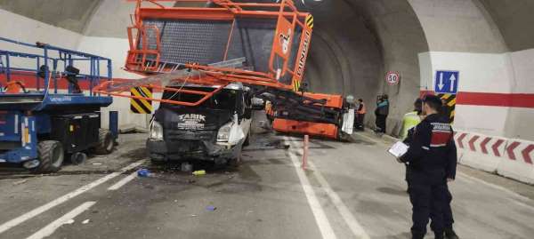 Artvin'de yolcu minibüsü tünel içinde kaza yaptı: 7 yaralı