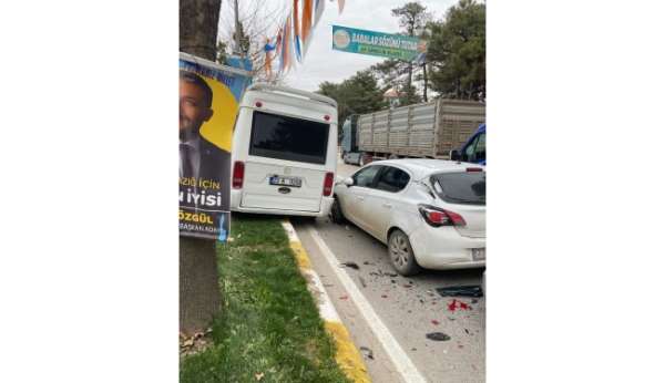 Elazığ'da zincirleme kaza: 3 araçta maddi hasar oluştu