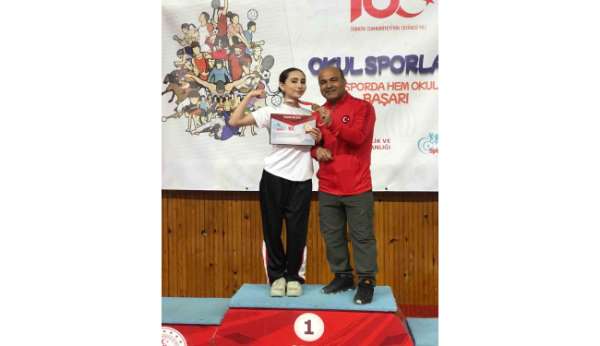 İlknur Su, Genç kadınlar Türkiye Bilek Güreşi Şampiyonası'nda kazanan isim oldu