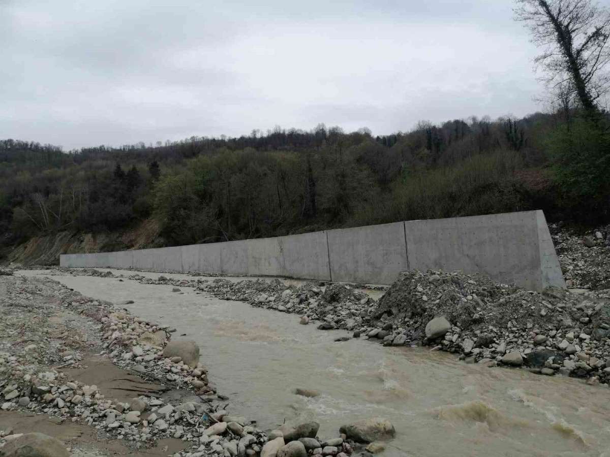 Sinop'ta sel felaketinin ardından yapılan taşkın kontrol duvarları su görmeden dökülmeye başladı
