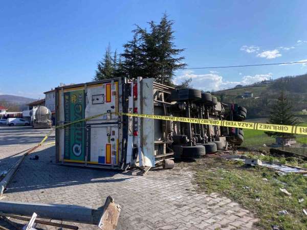 Çay yüklü tır devrildi: 1 yaralı