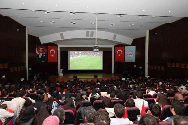 ERÜ'de milli maç heyecanı dev ekrana taşındı