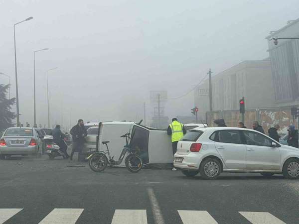 Kavşakta meydana gelen kazada 4 kişi yaralandı