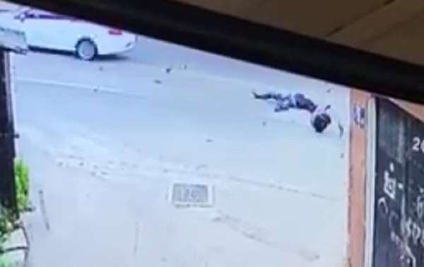 Motosikletli kuryenin hayatını kaybettiği kaza anı kamerada