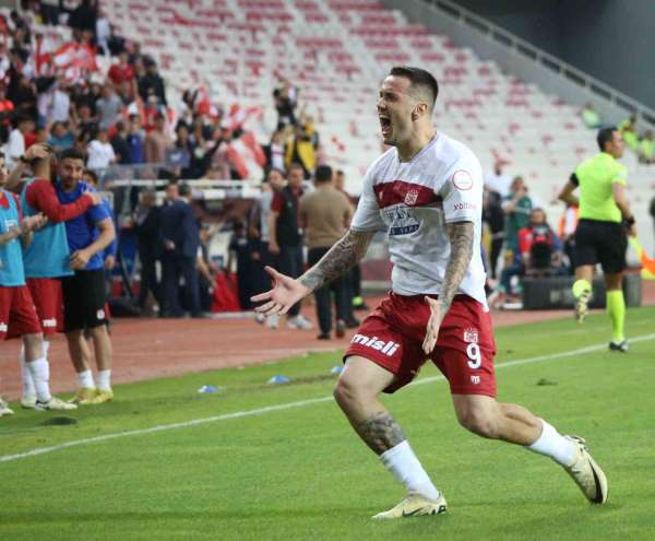 Sivassporlu Rey Manaj gol sayısını 22'ye yükseltti