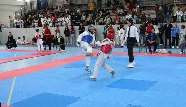 Kütahya'da Minikler Taekwondo Yarışmaları ilgi gördü