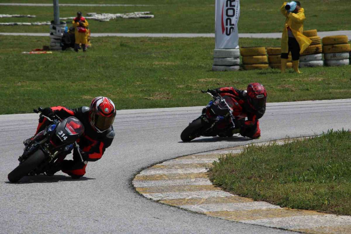 Süpermotoda yılın ilk mücadelesi Uşak'ta tamamlandı