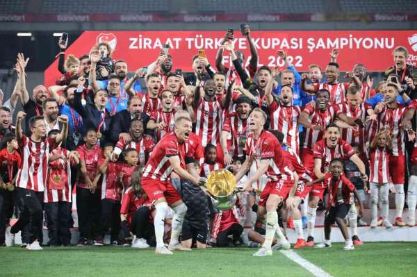 Bakan Kasapoğlu'ndan Sivasspor için tebrik mesajı
