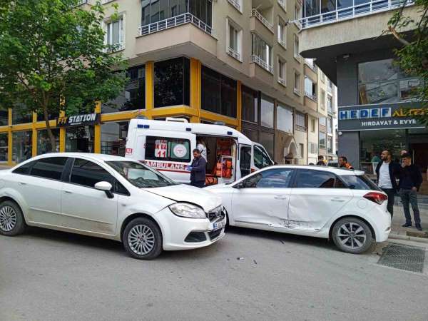 Samsun'da iki otomobil çarpıştı: 3 yaralı