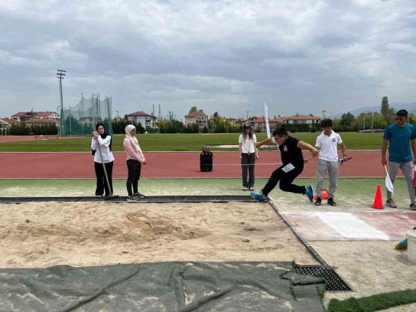 Bolu'da minikler atletizm şenliği renkli görüntülere sahne oldu