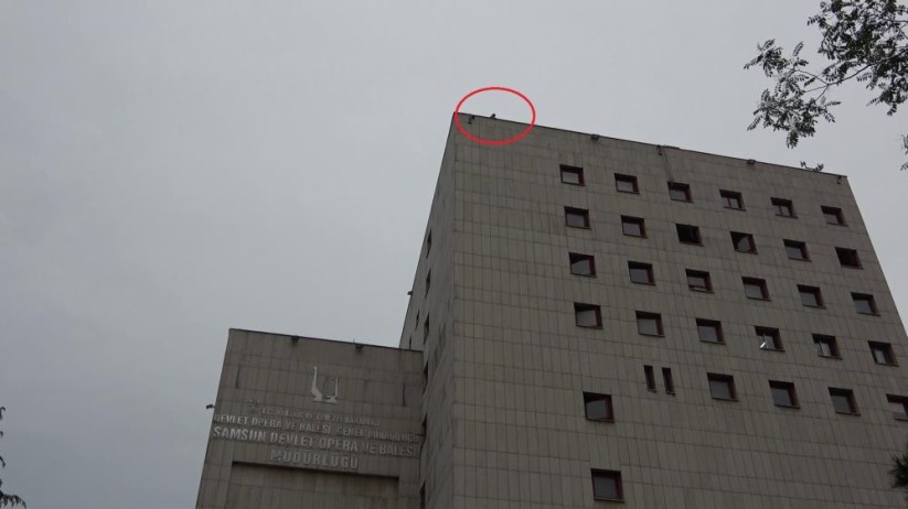Kültür merkezinin çatısına çıktı, ekipler 1 saatlik çalışmayla ikna etti
