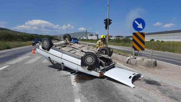 Gönen'de trafik kazası: Takla atan araçta 2 kişi yaralandı