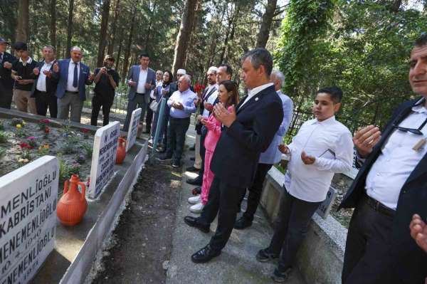 Özgür Özel Manisa'da şehitlik ve Ferdi Zeyrek'in mezarını ziyaret etti