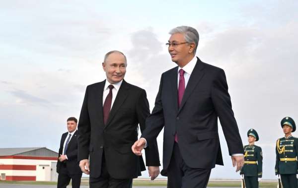 Putin resmi ziyaret için Kazakistan'da