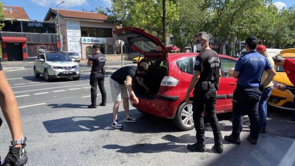 (Özel) Etiler'de sınava giden gençlerin feci kazası kamerada: 4 yaralı