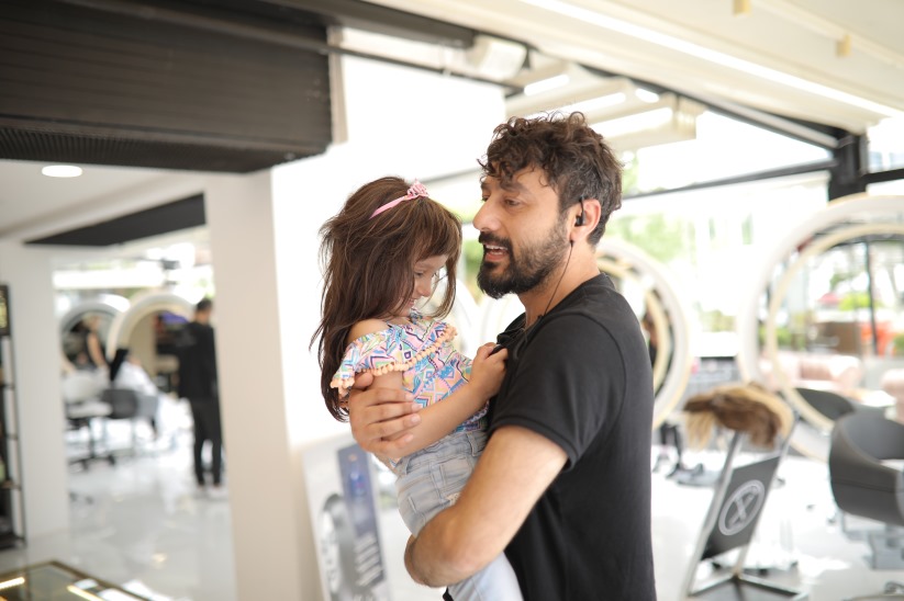 Kanser hastası minik bedenlerin kalplerine, ücretsiz 'peruk' yaparak dokunuyor