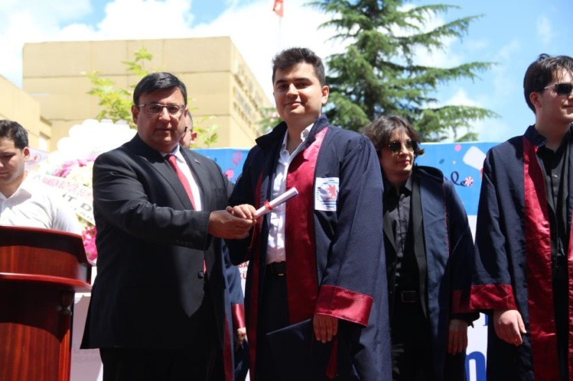Samsun'da Başsavcı, mezun olan oğluna diplomasını kendisi teslim etti