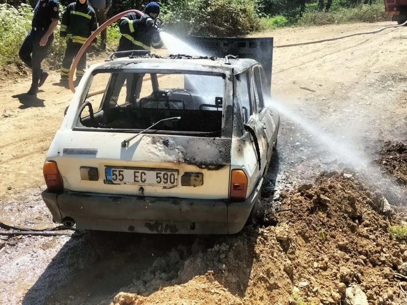 Samsun'da seyir halindeyken alev alan araç yandı