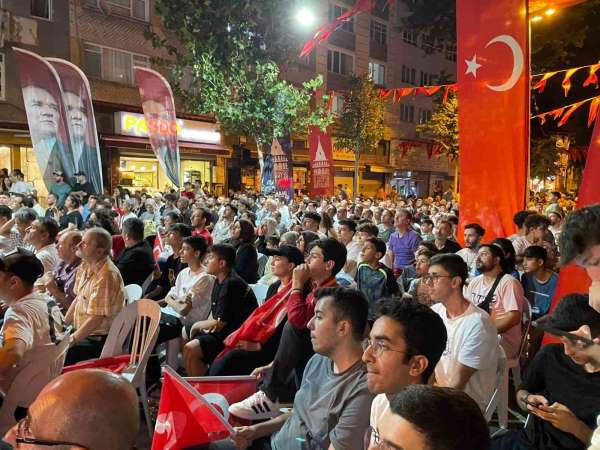 Beyoğlu'nda milli maç heyecanı dev ekrandan izlendi