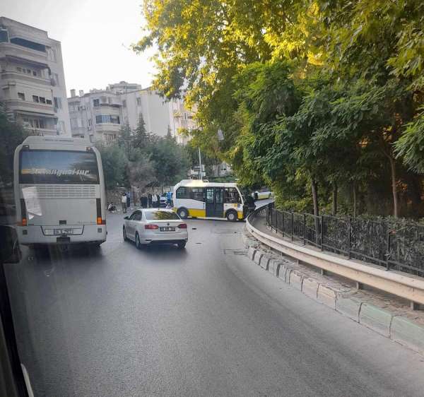 Bursa'da kaza yapan minibüs şoförü yaralandı