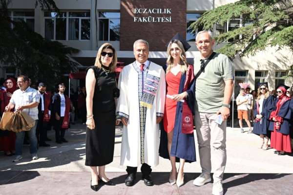 Anadolu Üniversitesi'nde mezuniyet coşkusu fakültelerde de sürdü