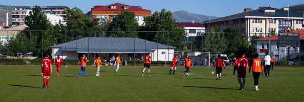 Bayburt'ta koruyucu babalar futbol turnuvasında bir araya geldi