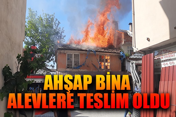 Ahşap bina alevlere teslim oldu, alevler yan binaya sıçradı
