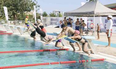 Mersin'de çocuklar, hem yüzme öğreniyor hem de eğleniyor