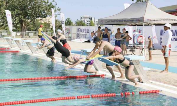 Mersin'de çocuklar, hem yüzme öğreniyor hem de eğleniyor