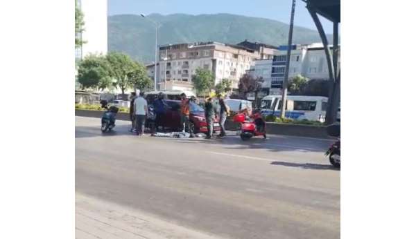 Üst geçit ihlali kazaya mâl oldu... Otomobilin çarptığı kadın ağır yaralandı