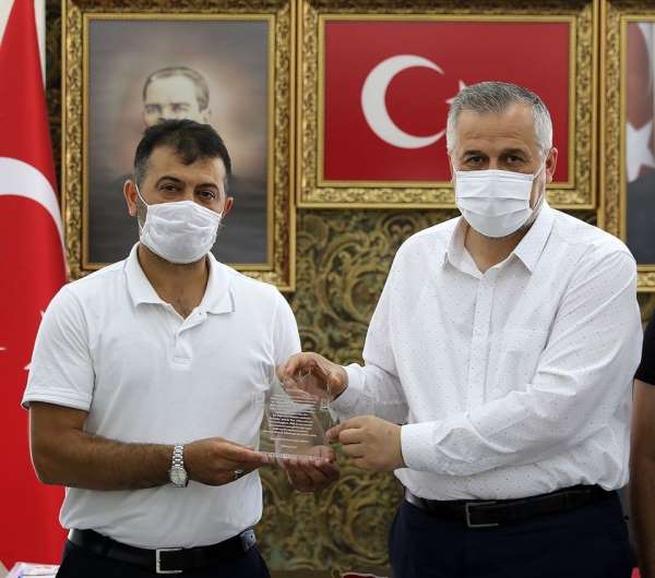 Mevlana Külliyesi Eğitim Merkezi yöneticilerinden Başkan Kılıç'a plaket