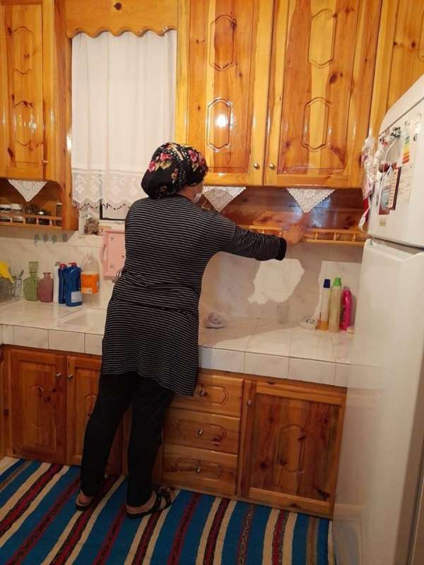 Niksar Belediyesi yaşlıların evinde bayram temizliği yapıyor 