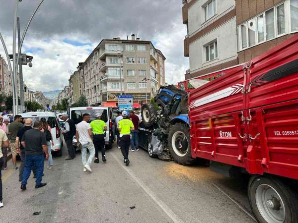 Tokat'ta freni boşalan traktör aracın üstüne çıkarak durabildi