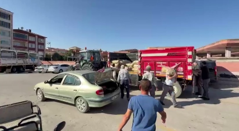 Amasya'da genç çiftçi, 8 ton patatesi halka ücretsiz dağıttı