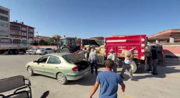 Amasya'da genç çiftçi, 8 ton patatesi halka ücretsiz dağıttı