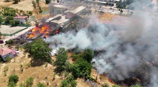Amasya'da kereste deposu ve ev alev alev yandı
