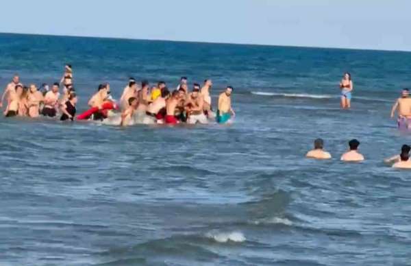 Denize giren aynı aileden 2'si çocuk 3 kişi boğulma tehlikesi geçirerek hastaneye kaldırıldı