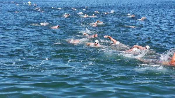 Terme'de açık su yüzme yarışması renkli görüntülere sahne oldu