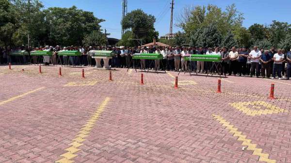Antalya'daki feci kazada hayatını kaybeden aile son yolculuğuna uğurlandı