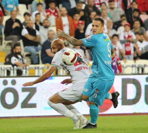 Sivasspor'da Rey Manaj ilk resmi maçna çkt