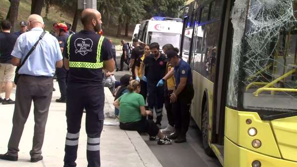 Bakırköy'de alt geçide çarpan tır, Halkalı Eminönü seferini yapan İETT otobüsünün üzerine devrildi. Otobüs son