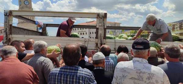 Yozgat'ta 17 ton karpuzu hayır için dağıttı